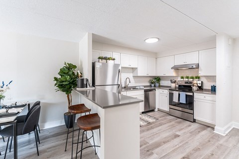Floor plan for 2 beds, 1 bath, 879 sqft
